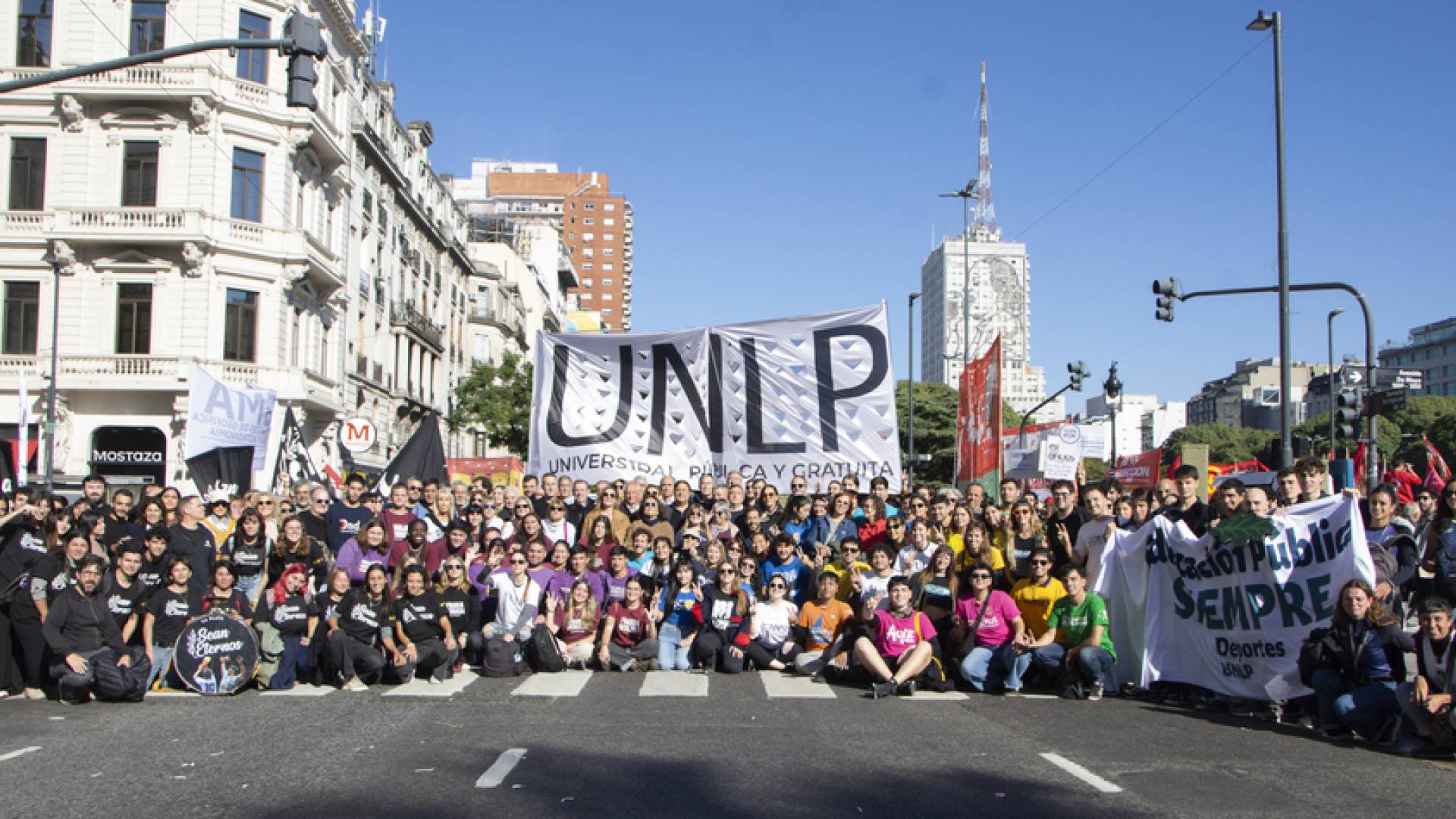 Masiva marcha en defensa de la Universidad Pública